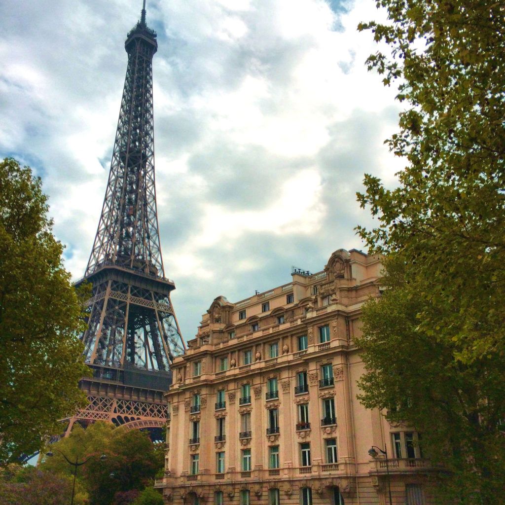 paris airbnb eiffel tower