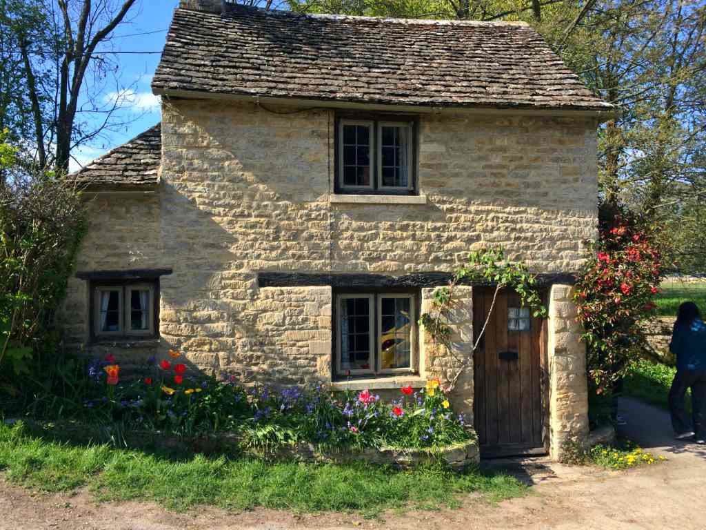 couple travel cotswolds